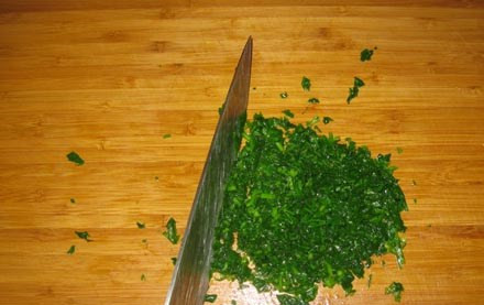 1. Этап. Фарш для пельменей: После того, как петрушка остыла измельчаем ее ножом