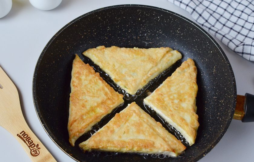 1. Этап. Пирожки в лаваше: Переверните и обжарьте с другой стороны до легкого золотистого цвета.