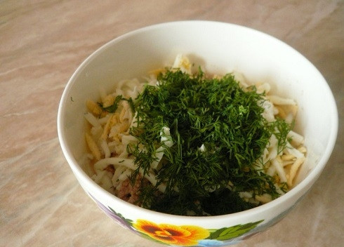 1. Этап. Салат с икрой трески: Зелень помоем, подсушим и мелко нарежем.