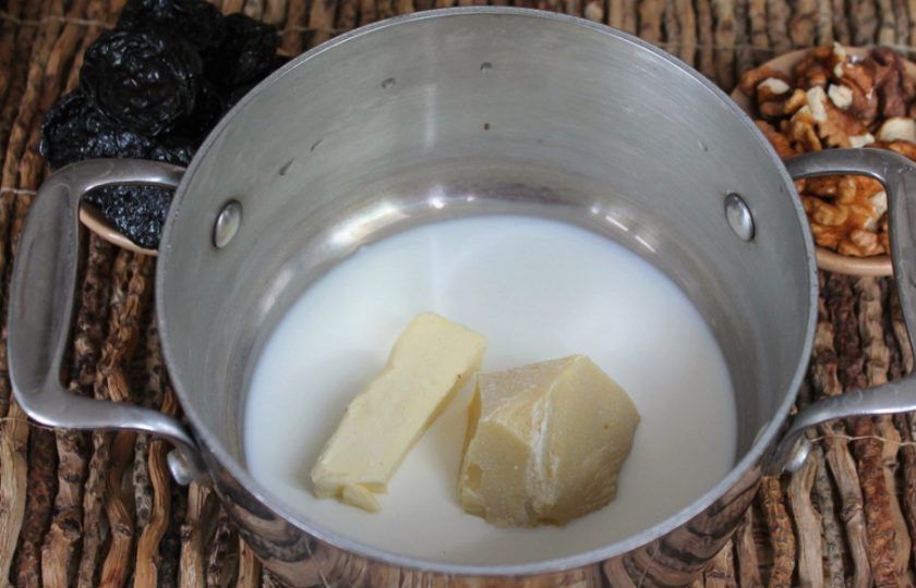 1. Этап. Чернослив с орехом в шоколаде: В кастрюлю наливаем сливки, добавляем масло-какао и масло сливочное.