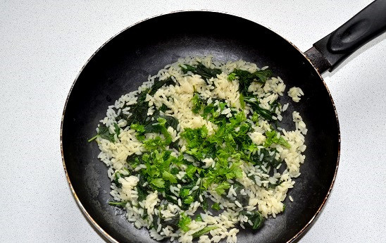1. Этап. Рис с крапивой: В конце я добавляю горсть измельченной петрушки.