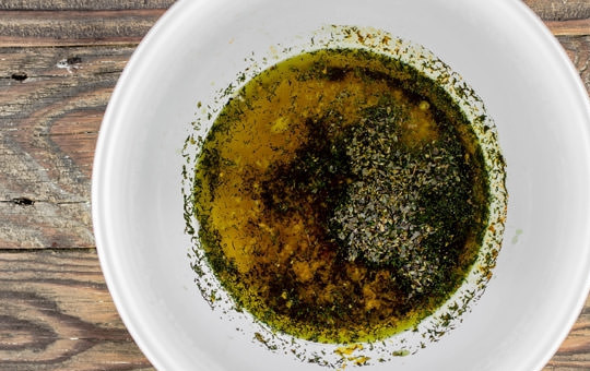 1. Этап. Запеченное филе палтуса: 1. В большой миске смешайте цедру и сок 2 лимонов, оливковое масло, измельченный чеснок, соль, перец, орегано, кориандр, измельченный укроп.