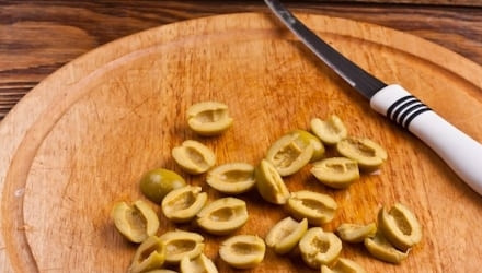 1. Этап. Салат с маринованными мидиями: Из оливок удалите косточки, если это необходимо. Разрежьте их на половинки или четвертинки.