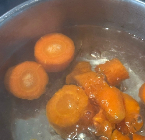 1. Этап. Паштет из индюшачьей печени: Через десять минут добавил лук. Тоже двести граммов. Я пёрышками нарезал. Но это совершенно не принципиально.