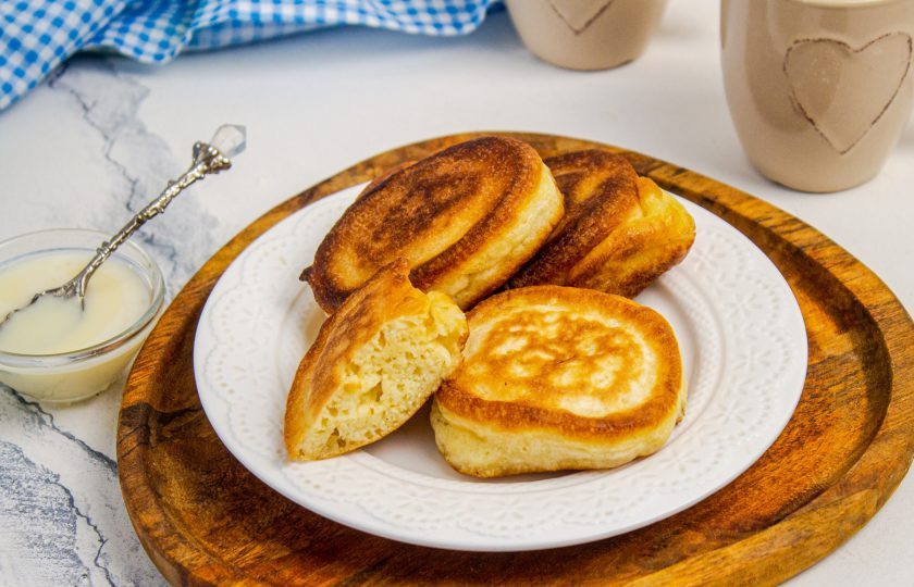 1. Этап. Ванильные оладьи: Подавайте с чем любите: с вареньем, сметаной, медом или, как у меня, со сгущенкой. Приятного аппетита!