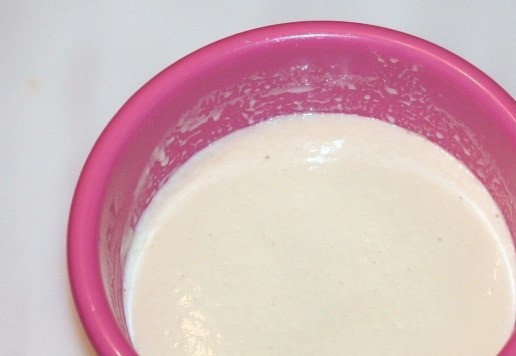 1. Этап. Пирог Сарафи: 1. Приготовим опару. В теплое молоко (t 40С) добавить дрожжи (1. л.), сахар (2 ч. л.) и 3 ст. л. муки., хорошо размешать венчиком. Ставим миску с тестом в теплое место до образования пенной шапочки.