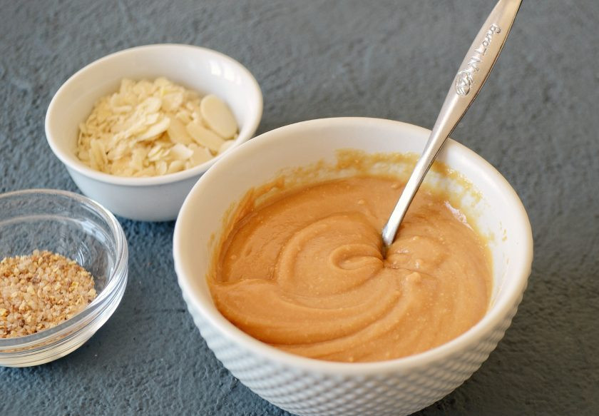 1. Этап. Конфеты с арахисовой пастой: Арахисовую пасту смешайте с сиропом топинамбура.