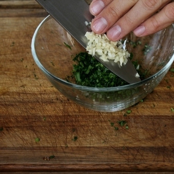 1. Этап. Креветки со спаржей: Туда же добавляем мелко нарубленный чеснок.