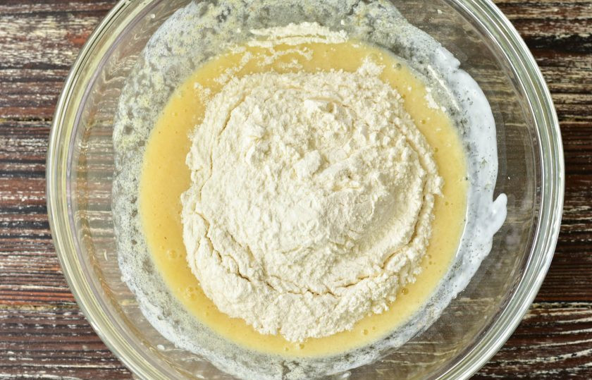 1. Этап. Булочки с корицей на кефире: Добавьте муку.