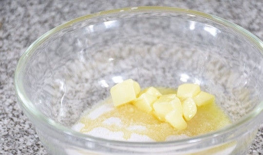 1. Этап. Печенье с фруктами: 1. В глубокой мисочке соедините сахар с маргарином или сливочным маслом. Можно для аромата добавить ванилин, корицу или цедру цитрусовых, например.