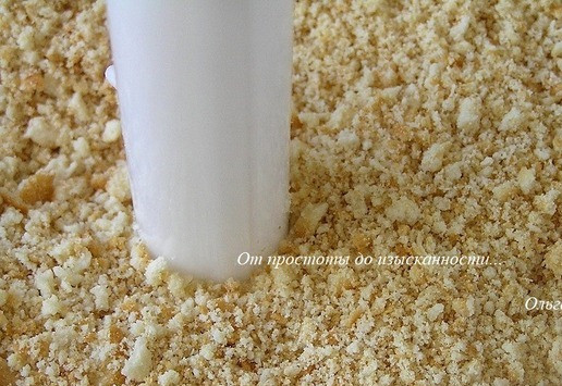 1. Этап. Мятный мини-чизкейк: Для основы чизкейка измельчите печенье в блендере. Добавьте размягченное сливочное масло, перемешайте.