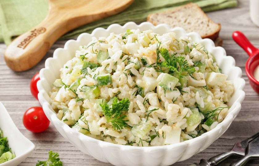 1. Этап. Салат с рисом, яйцом и майонезом: Салат с рисом, яйцом и майонезом готов. Подавайте сразу к столу. Приятного аппетита!