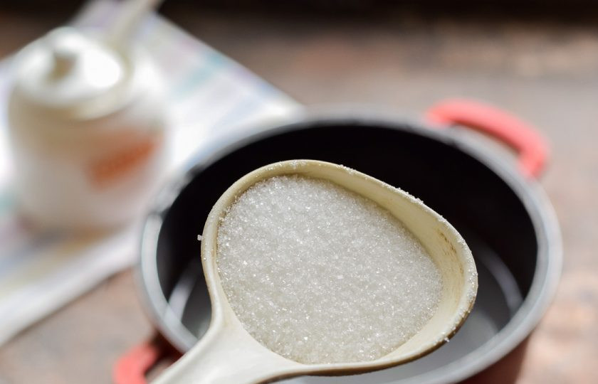 1. Этап. Компот из вишни и персиков на зиму: Последний раз слейте воду в кастрюлю, добавьте сахар и проварите минуту. По желанию, сахара можете добавить немного больше.