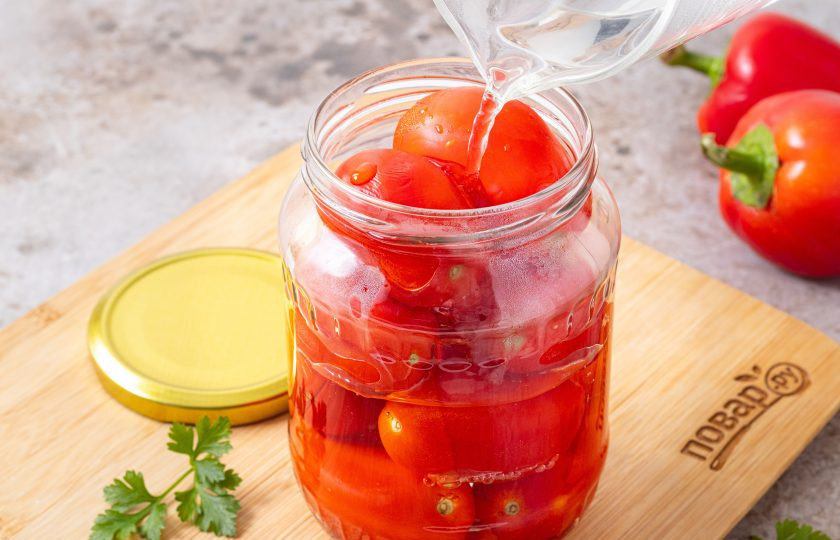 1. Этап. Помидоры в овощной заливке: Влейте горячую воду. Накройте крышкой, оставьте на 30 минут. После слейте воду.