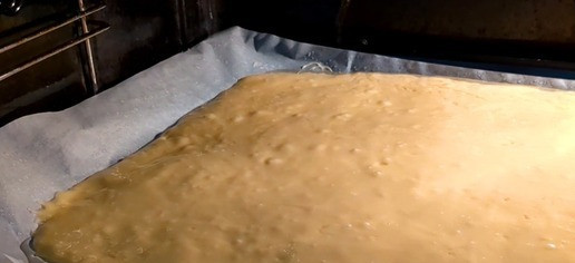 1. Этап. Сладкий рулет с джемом: Смажьте кухонную бумагу растительным маслом и вылейте тесто. Равномерно распределите тесто по поверхности. Выпекайте в разогретой до 180 градусов духовке 10 минут.