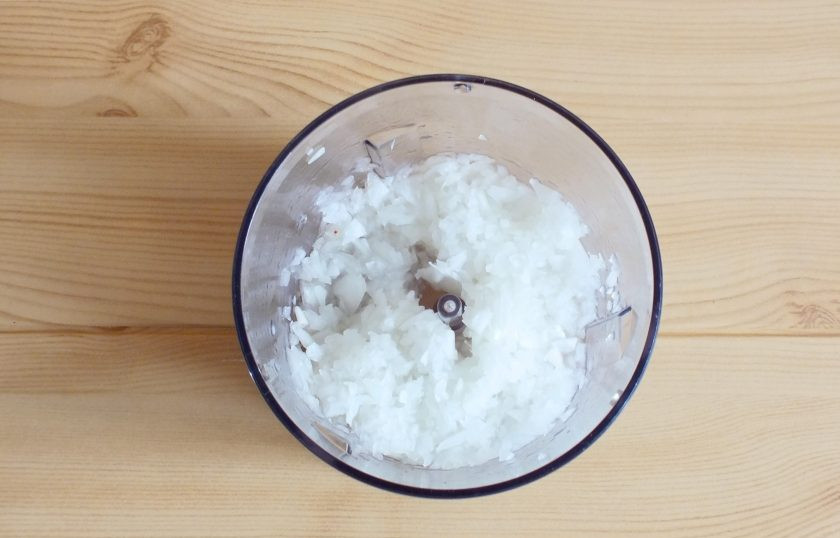 1. Этап. Котлеты Медвежьи лапы: В чаше блендера измельчите очень мелко луковицу.