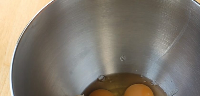 1. Этап. Торт с заварным кремом и черносливом: 1. К муке добавьте сахар, соль и масло. Перетрите массу до состояния однородной крошки. Добавьте яйцо и соберите тесто в ком. Переложите тесто в пакет и отправьте его в холодильник на 20 минут.