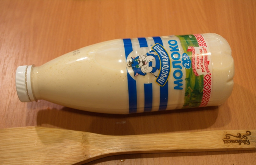 1. Этап. Блины из бутылки: Через лейку введите в пустую бутылку муку, соль, сахар, яйца, разрыхлитель, потом добавьте молоко, воду. Закройте бытулку крышкой и хорошо потрусите бутылку. Жидкость внутри бутылки сама взобьется, станет однородной. Откройте бутылку и влейте растительное масло ( 3 ст. л.). Закройте и снова потрусите.