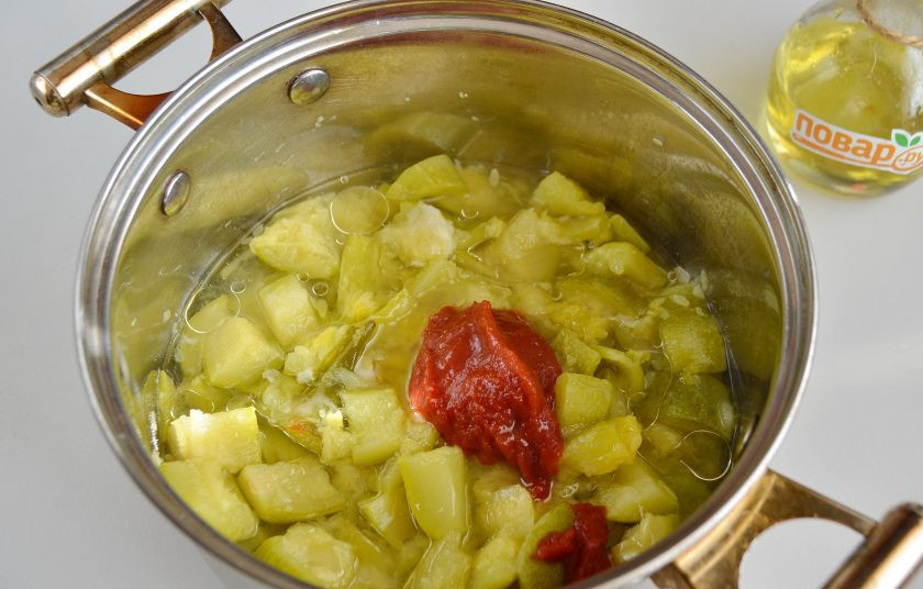 1. Этап. Икра кабачковая острая: 3. Добавьте соль, сахар, томатную пасту, растительное масло. Варите икру еще 30 минут.