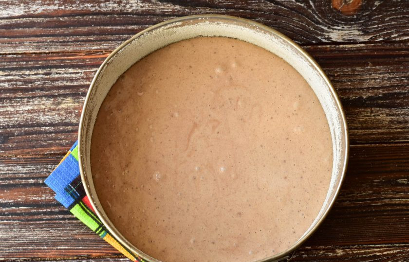 1. Этап. Шоколадный торт с апельсиновым кремом: Перелейте тесто в форму для выпекания. Ее смажьте растительным маслом и посыпьте манкой.