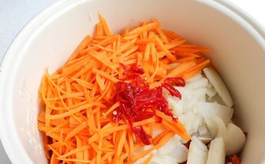 1. Этап. Салат Охотничий с капустой на зиму: 2. Следом — лук, морковь и острый перец по вкусу.