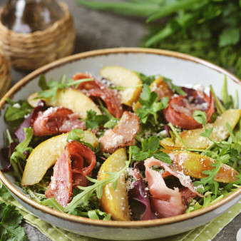 Салат с беконом, грушей и рукколой