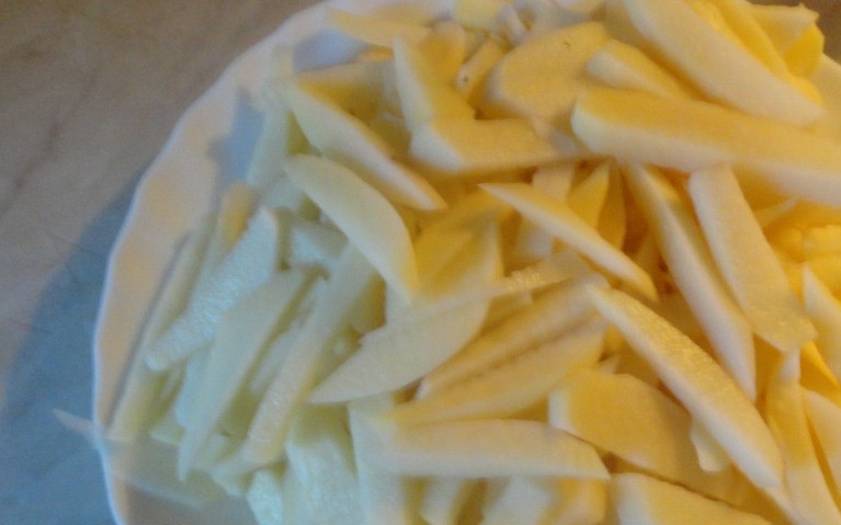 1. Этап. Картошка с луком на сковороде: Моем, чистим и режем картошку. Я режу соломкой.