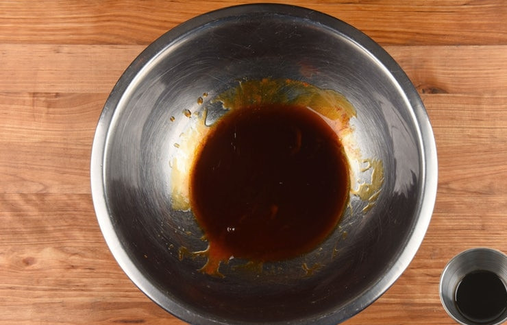 1. Этап. Паста терияки: Теперь займитесь заправкой. Перемешайте до единой консистенции воду, соус Шрирача и Терияки, а также растительное масло.