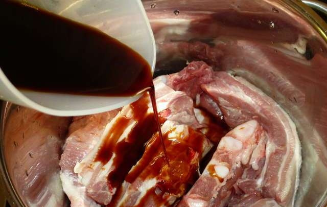 1. Этап. Свиные ребрышки в соевом соусе: Соевый соус смешиваем с винным уксусом и заливаем эту смесь в кастрюлю с ребрами, добавляем воду так, чтобы она полностью накрывала ребра, перемешиваем все.