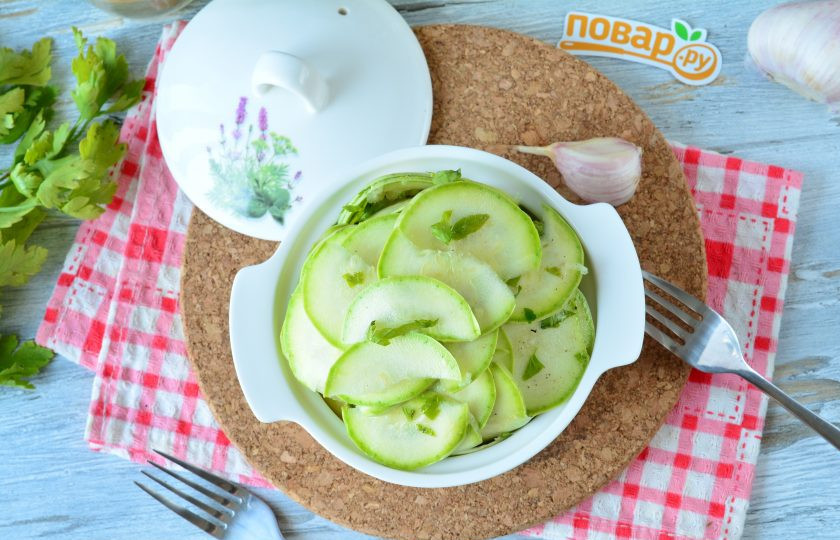 1. Этап. Быстрая засолка кабачков в пакете: Готовую закуску подавайте к столу. Приятного аппетита!