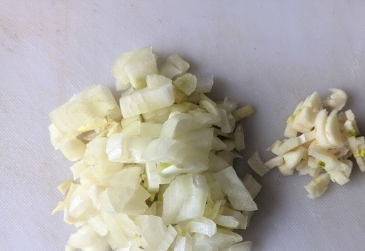 1. Этап. Гнёзда, фаршированные тунцом и шампиньонами: Лук и чеснок чистим, режем кубиками.