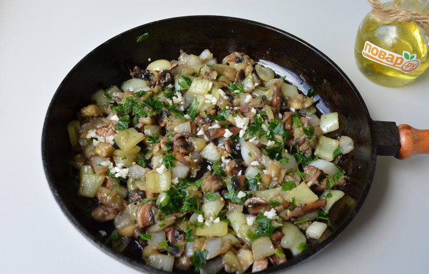 1. Этап. Баклажаны, фаршированные грибами: 5. К готовым овощам добавьте зелень, рубленный чеснок, перемешайте и снимите с огня.