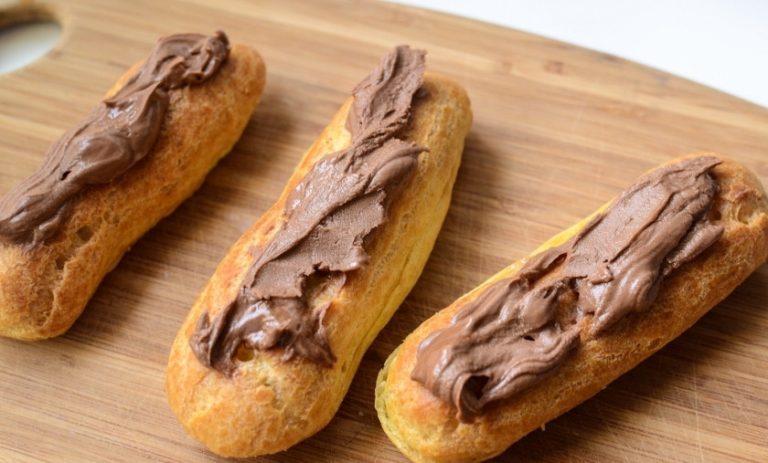 1. Этап. Эклеры с шоколадным кремом: Накройте крем второй половинкой эклеров. Полейте и сверху шоколадным кремом. Украсьте шоколадом.