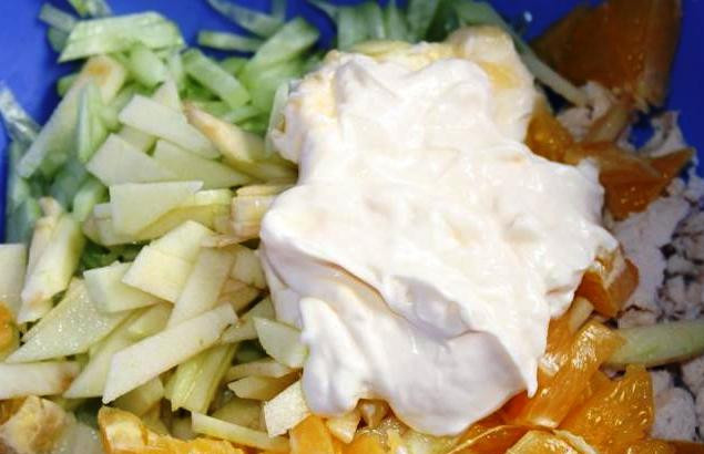 1. Этап. Салат Романтика: Соедините в миске курицу, яблоко, варенный рис, огурцы, апельсин, майонез и хорошо перемешайте.