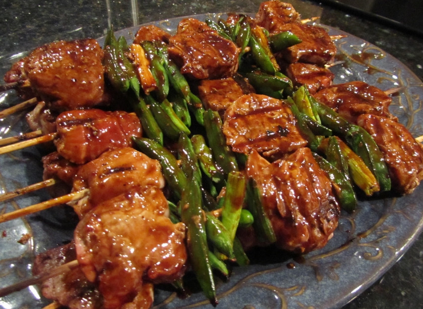 1. Этап. Шашлык из вырезки свинины: 2. Отдельно смешаем соус Хойсин,молотый имбирь и соевый соус, этой смесью поливаем мясо и пусть оно постоит хотя бы час, а лучше - как можно дольше. Затем запекаем на гриле или мангале.