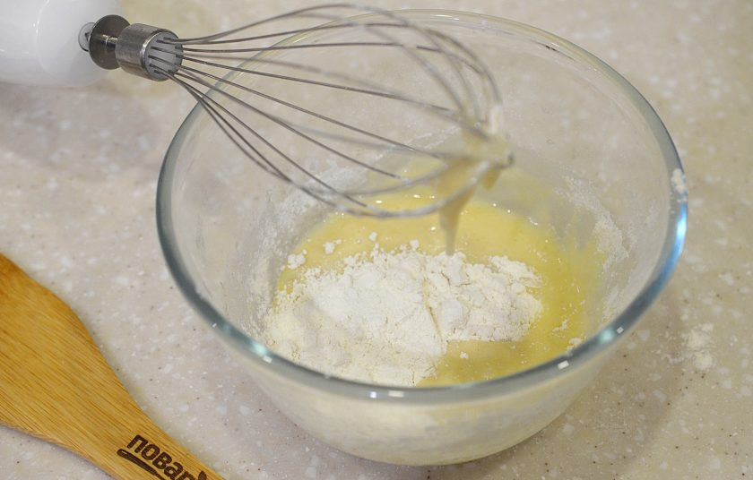 1. Этап. Канеле: 4. Взбивая, в несколько приемов добавьте муку.