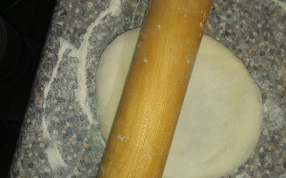 1. Этап. Хычины с мясом: 5. Раскатываем скалкой полученный шарик до размеров небольшой тарелки.