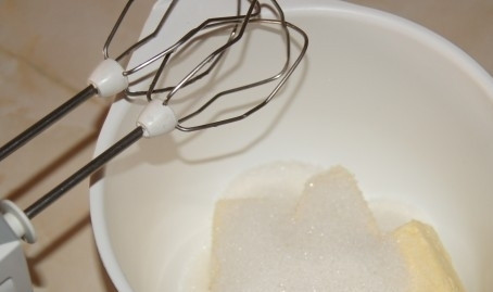 1. Этап. Песочные корзиночки с белковым кремом: Масло размягчите при комнатной температуре. Взбейте его в миске с 200г сахара.