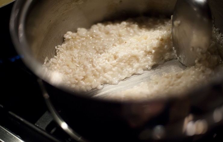 1. Этап. Ризотто со шпинатом: Рис постепенно впитывает жидкость.