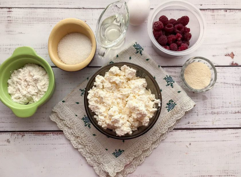 1. Этап. Сырники с малиной: Подготовьте все необходимые ингредиенты.