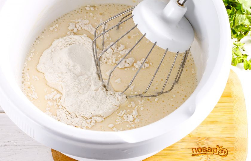 1. Этап. Пирог с айвой на кефире: Всыпьте пшеничную муку и вмешайте ее в тесто венчиком или силиконовой лопаткой. Смажьте форму для запекания растительным маслом.