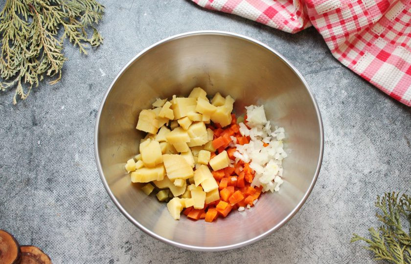 1. Этап. Винегрет с мидиями: Репчатый лук почистите и мелко порежьте. Картофель очистите и порежьте средним кубиком. Выложите овощи в салатник. Влейте половину растительного масла, перемешайте.