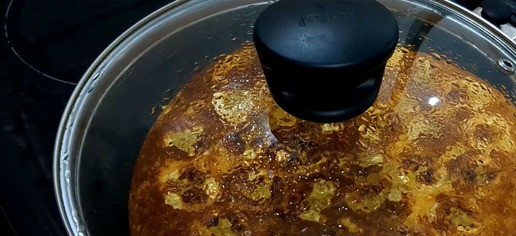 1. Этап. Шоколадно-банановый пирог на сковороде: Накройте крышкой и готовьте на слабом огне около 20 минут. Аккуратно переверните торт на тарелку, затем верните на сковороду другой стороной. Готовьте на слабом огне еще 10 минут, пока полностью не пропечется.