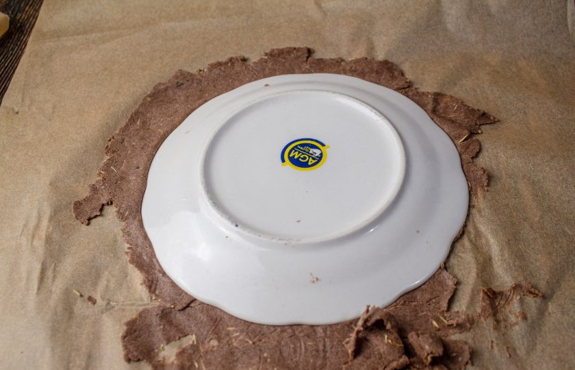 1. Этап. Льняные лепешки: Чтобы получились идеально круглые тортильи, используйте тарелку или крышку от сковороды подходящего диаметра. Срежьте выступающие края теста. Остатки теста соберите, из них можно будет раскатать еще одну лепешку.