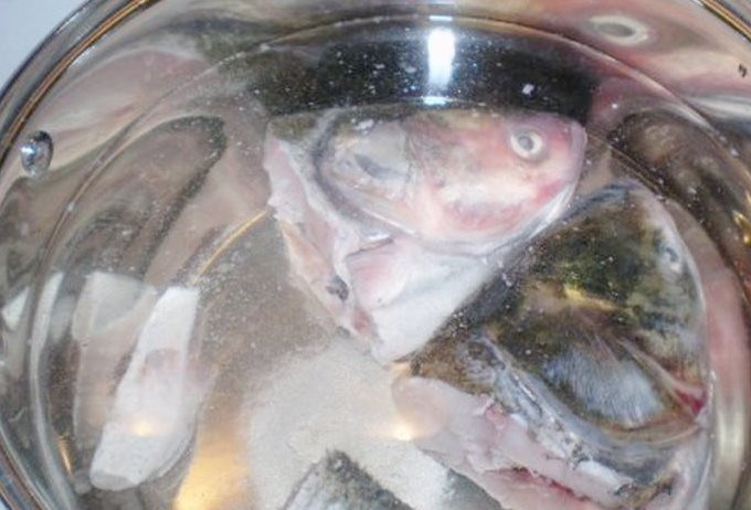 1. Этап. Рыбный суп с пшеном: Кладем рыбные головы в кастрюлю (обязательно удаляем жабры). Заливаем холодной водой доводим до кипения и затем варим на медленном огне под крышкой около 25 минут.