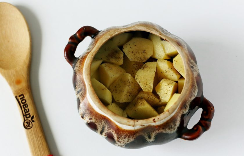 1. Этап. Гювеч с мясом: Затем выложите нарезанный картофель, посолите его и поперчите по вкусу.