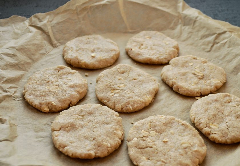 1. Этап. Печенье из зеленой гречки: Скатайте шарики из теста, придайте им форму печенья. Выпекайте печенье 20 минут.