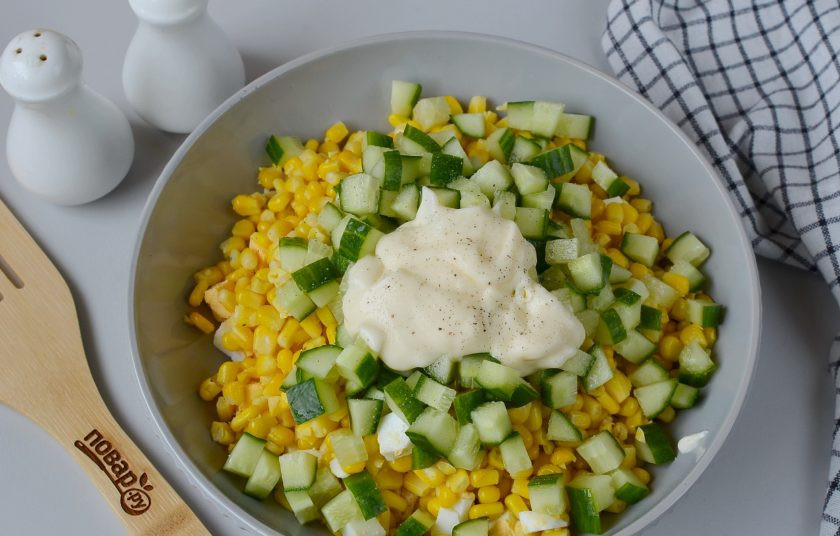 1. Этап. Салат из курицы с огурцом и кукурузой: Заправьте салат майонезом, соль и перец черный добавьте по вкусу.