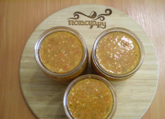 1. Этап. Аджика домашняя острая: Заранее подготовьте банки и крышки, простерилизуйте. Разлейте аджику по баночкам, и закатайте!