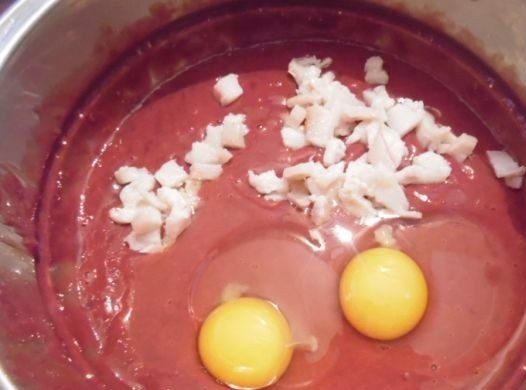 1. Этап. Печеночная колбаса домашняя: 2. Печень тщательно моем, откидываем на дуршлаг, чтобы ушла лишняя жидкость, нарезаем на кусочки, а затем измельчаем до получения однородной смеси. Добавляем мелко порезанное сало, яйца.